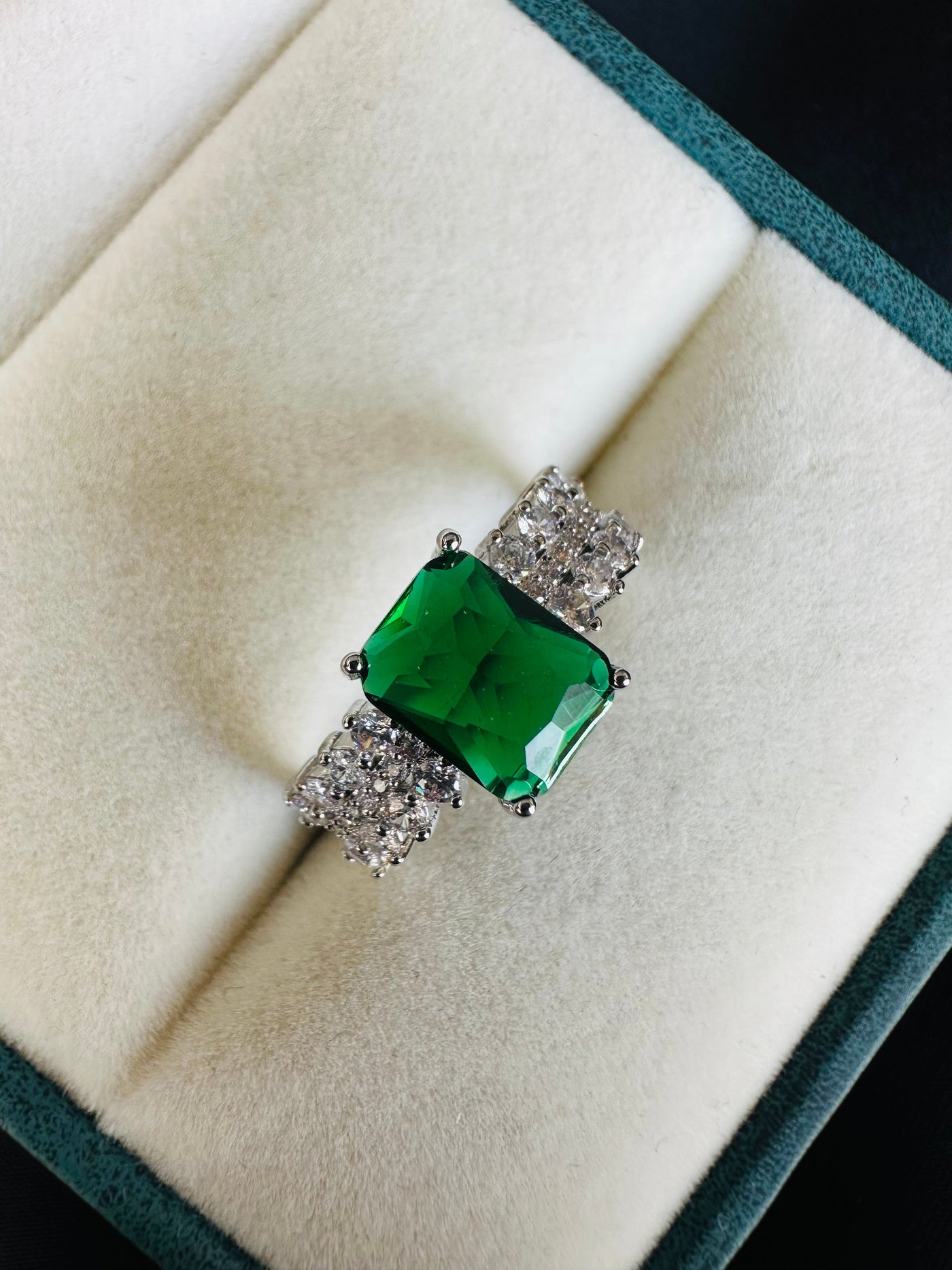 Luxurious personality ring