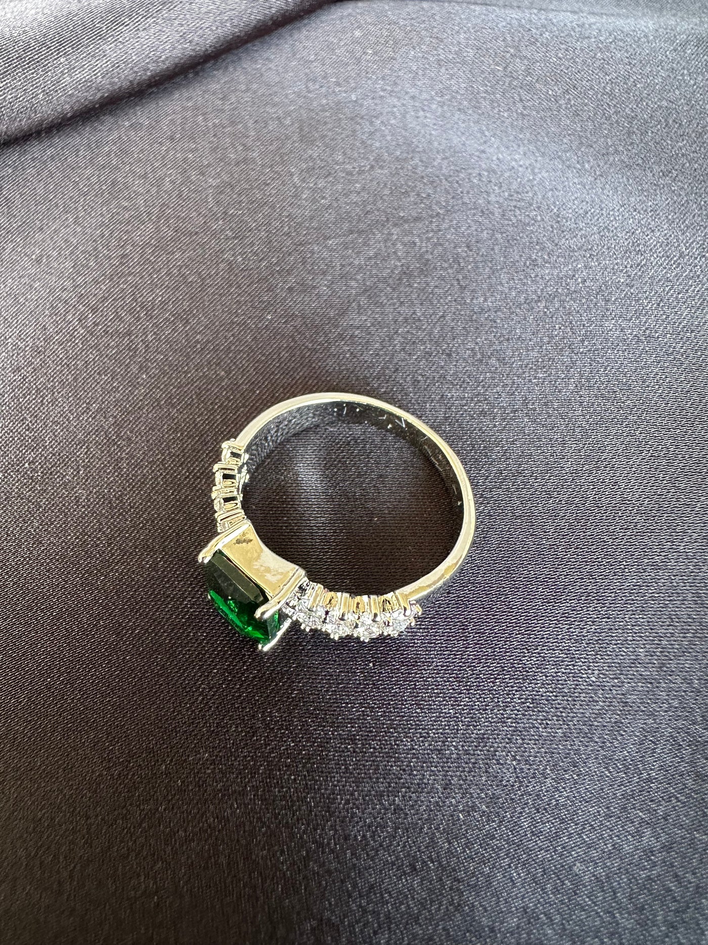Luxurious personality ring