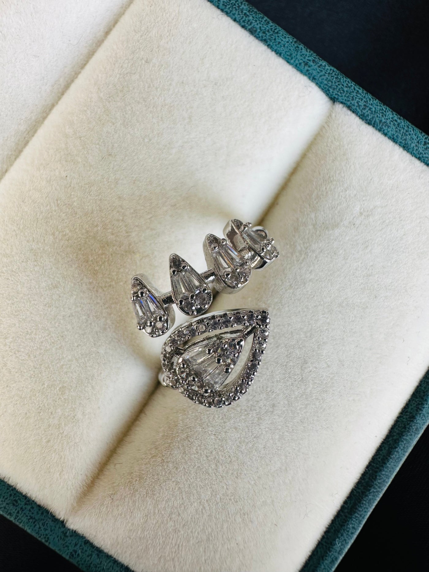 Elegant shinny ring