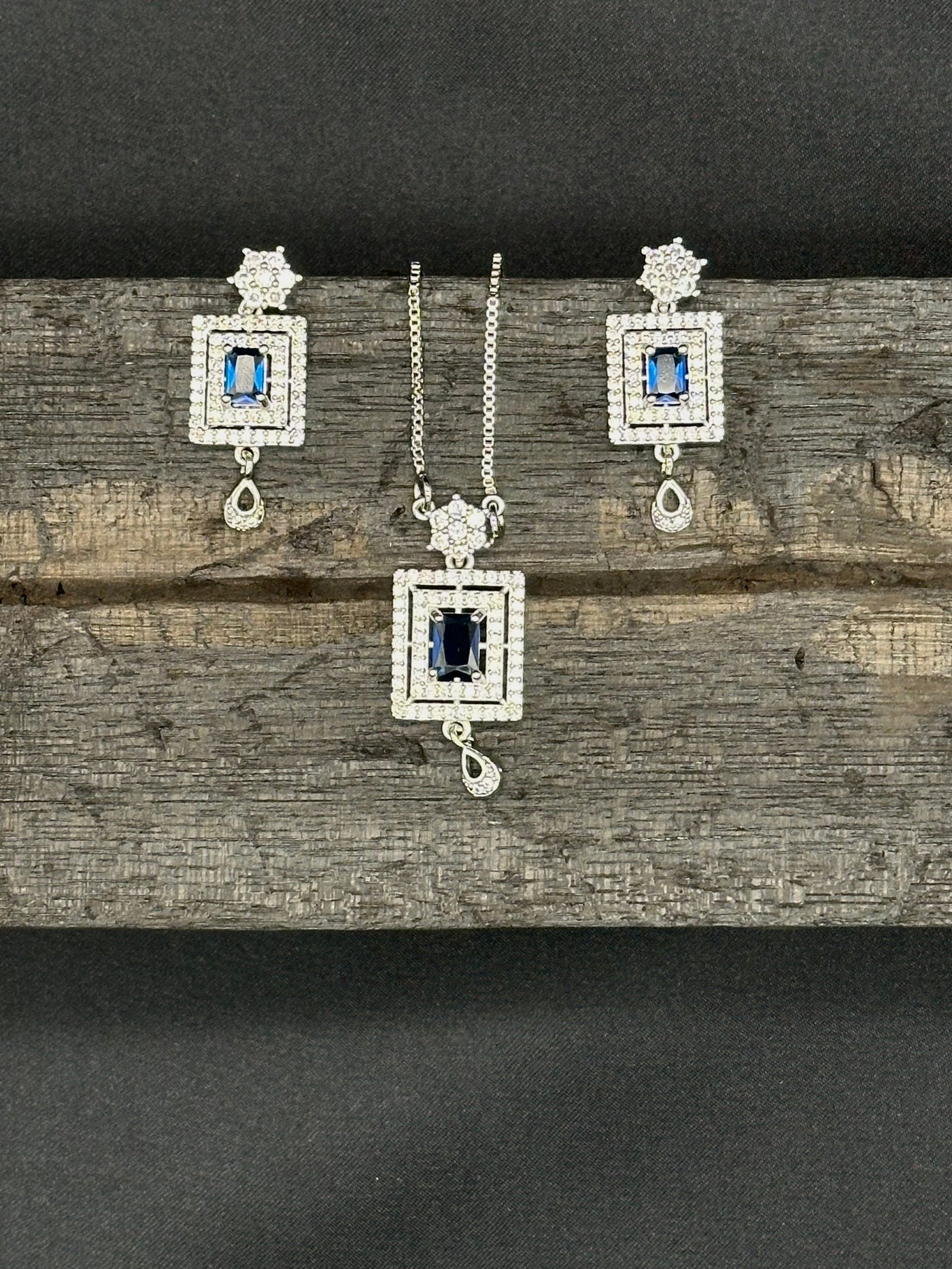Elegant sapphire necklace set