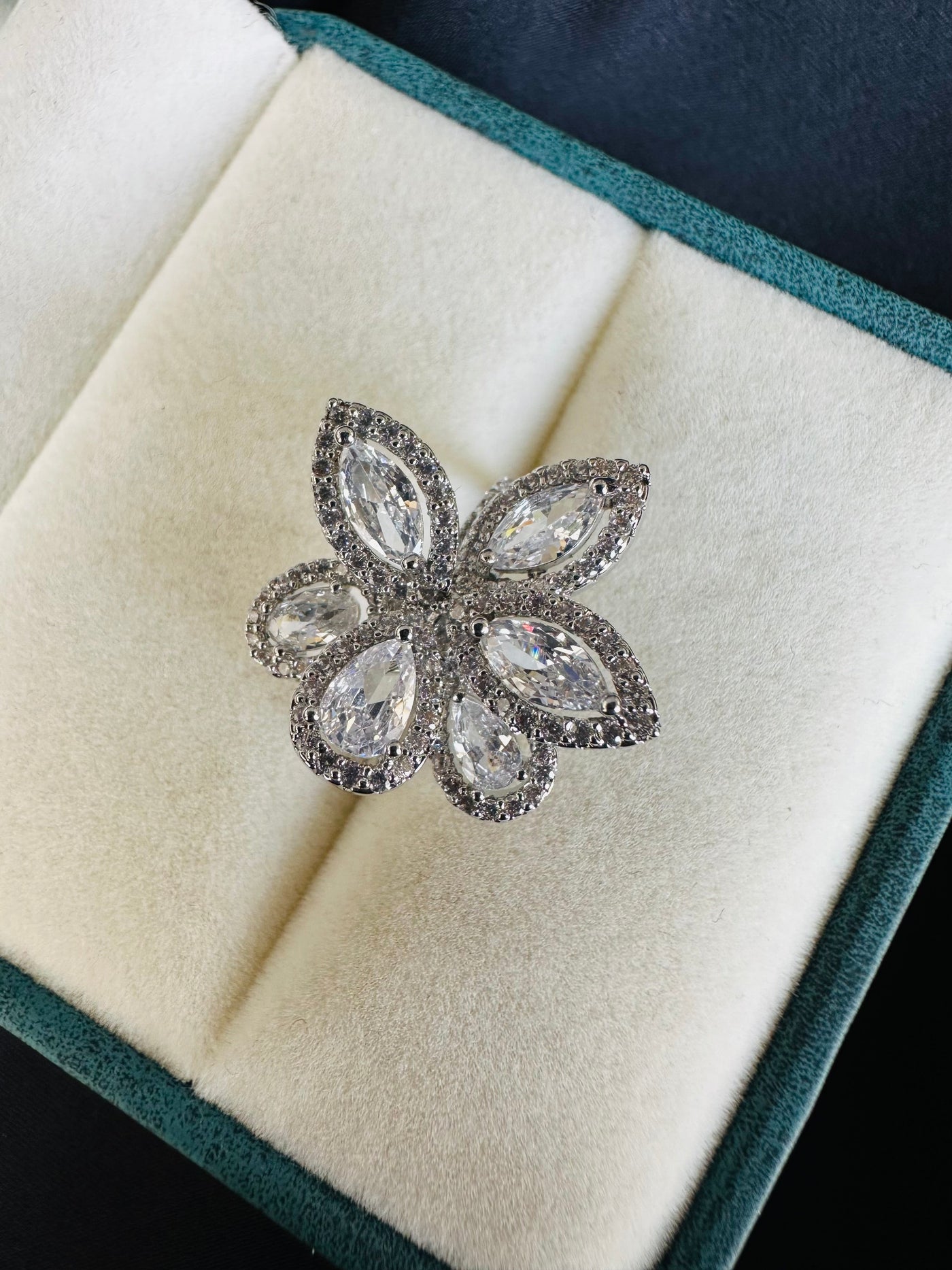 Flower shaped dinner party ring
