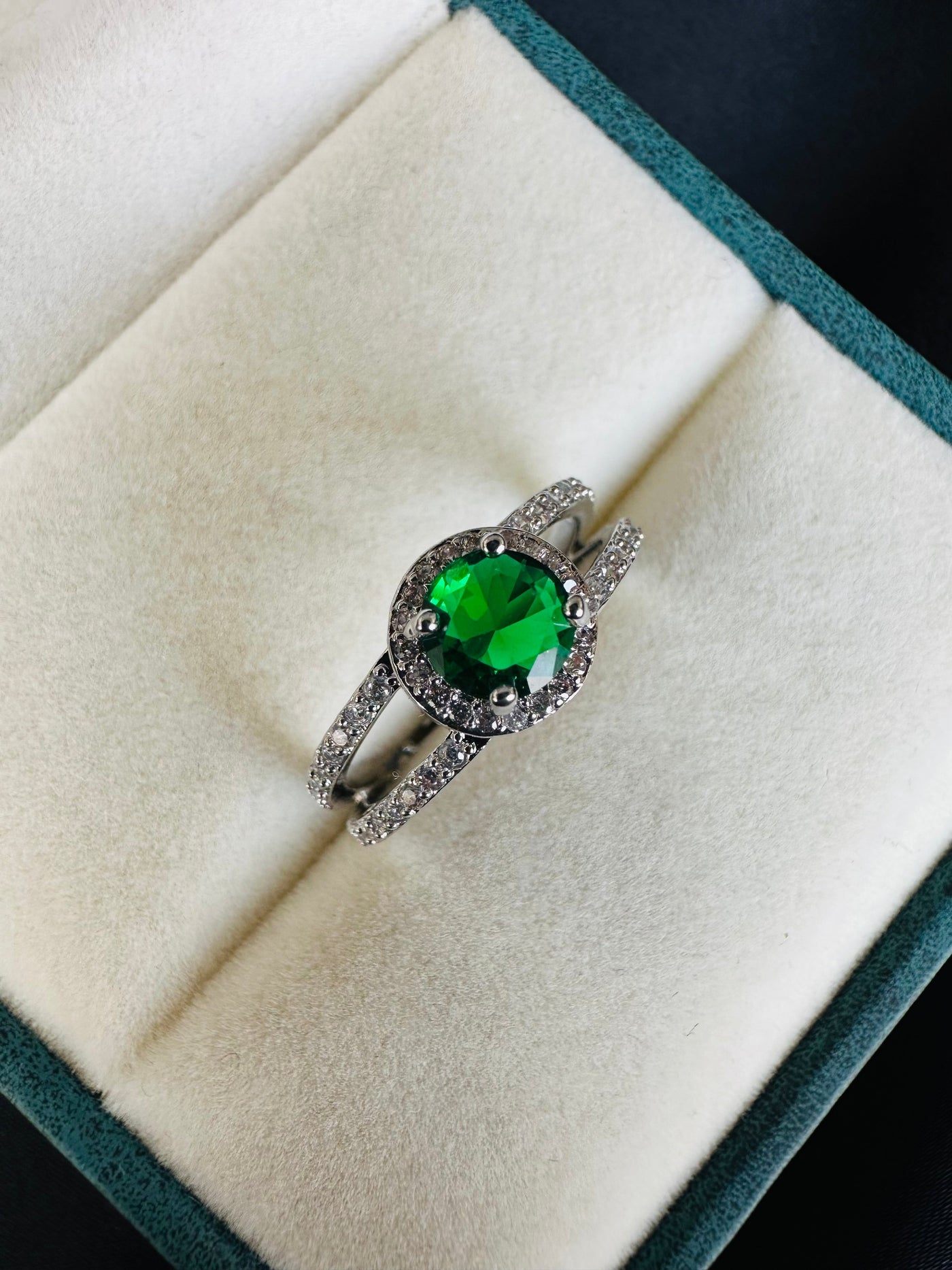 Green emerald ring
